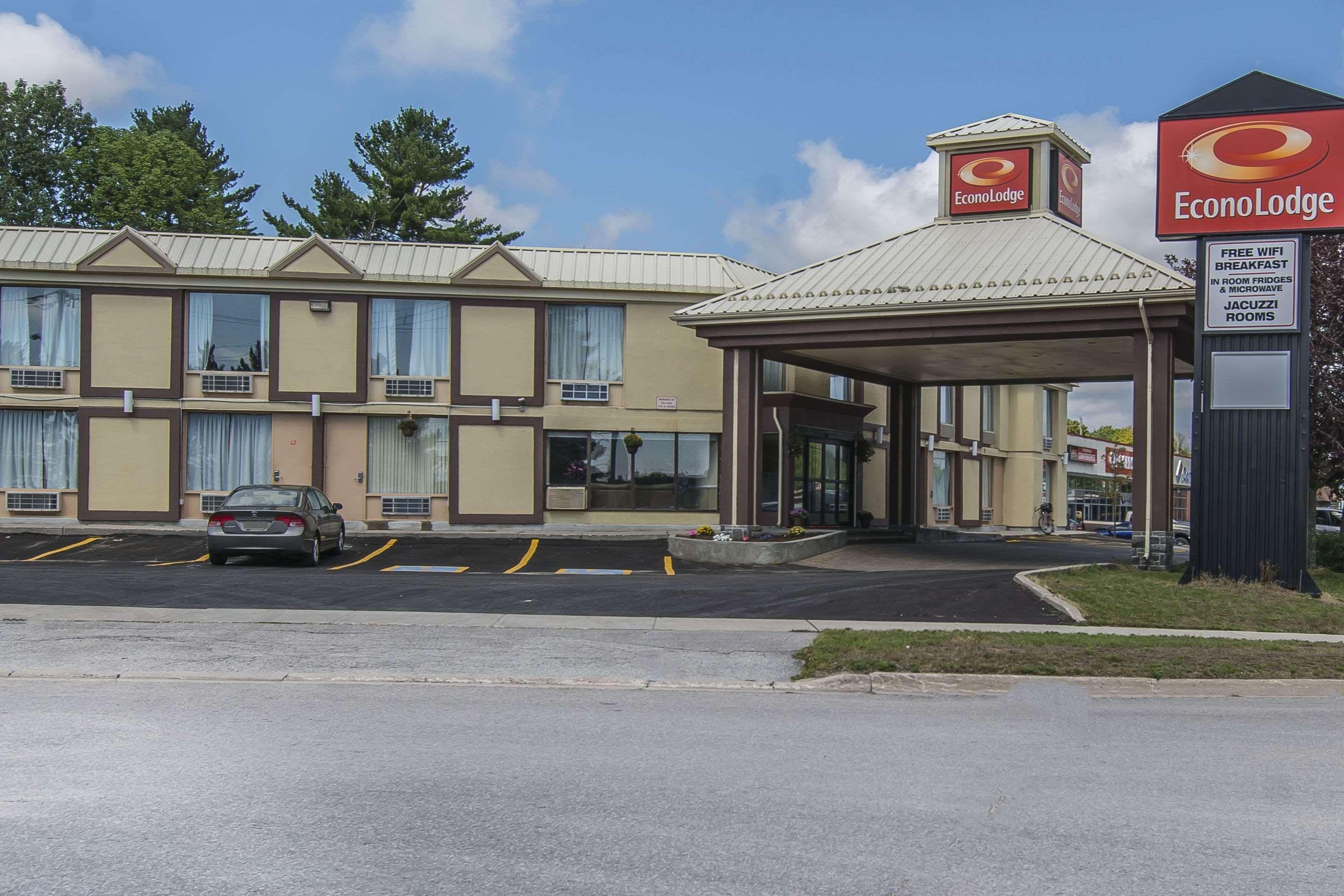 Econo Lodge Орилия Екстериор снимка