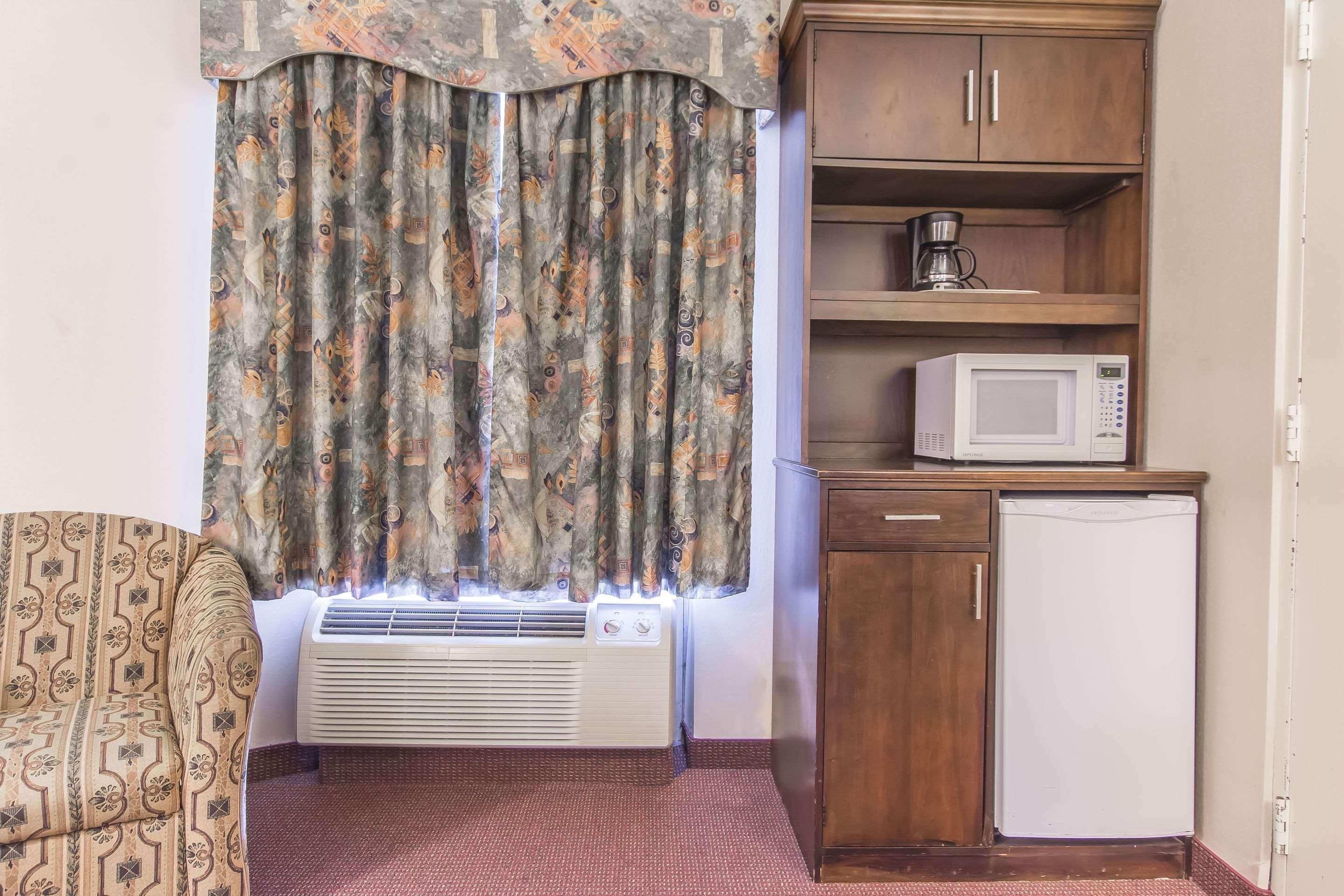 Econo Lodge Орилия Екстериор снимка