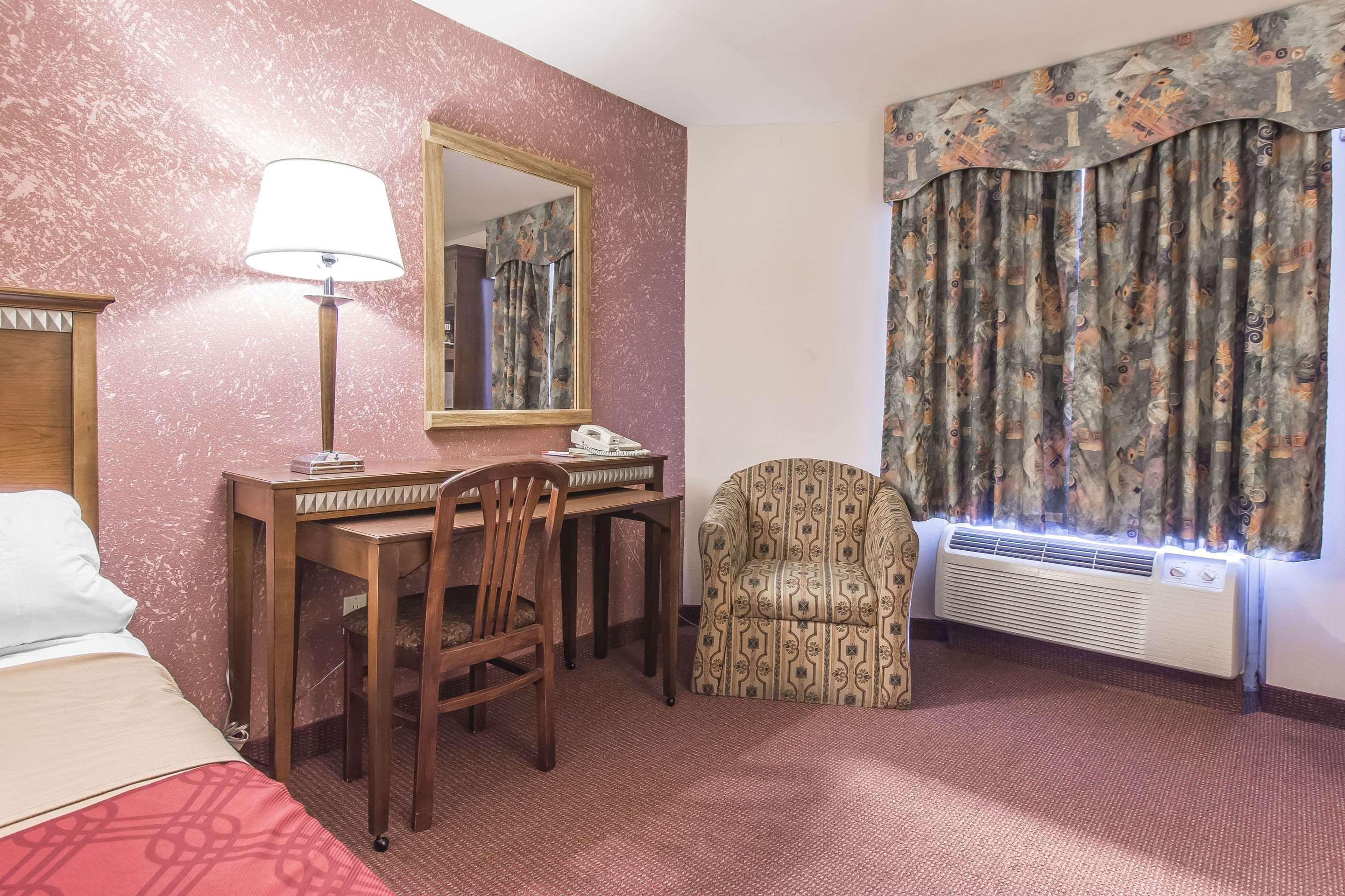 Econo Lodge Орилия Екстериор снимка