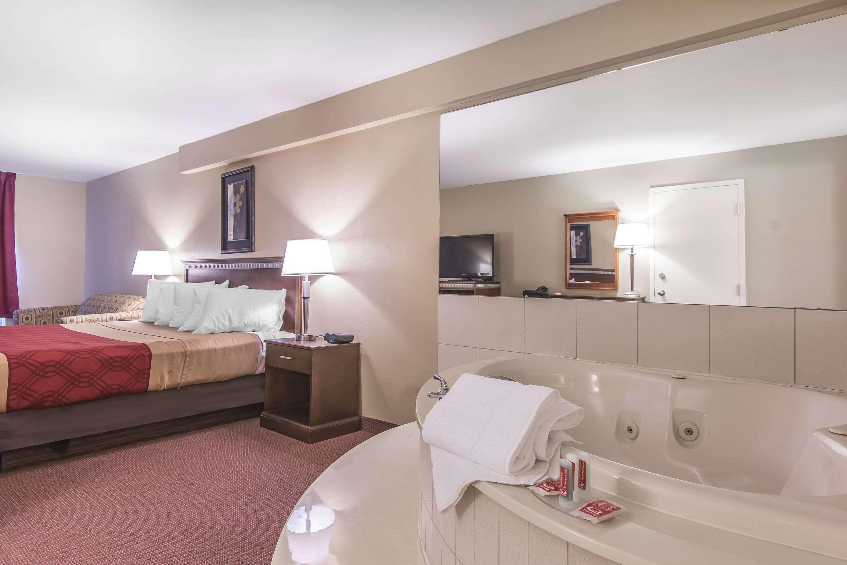 Econo Lodge Орилия Екстериор снимка