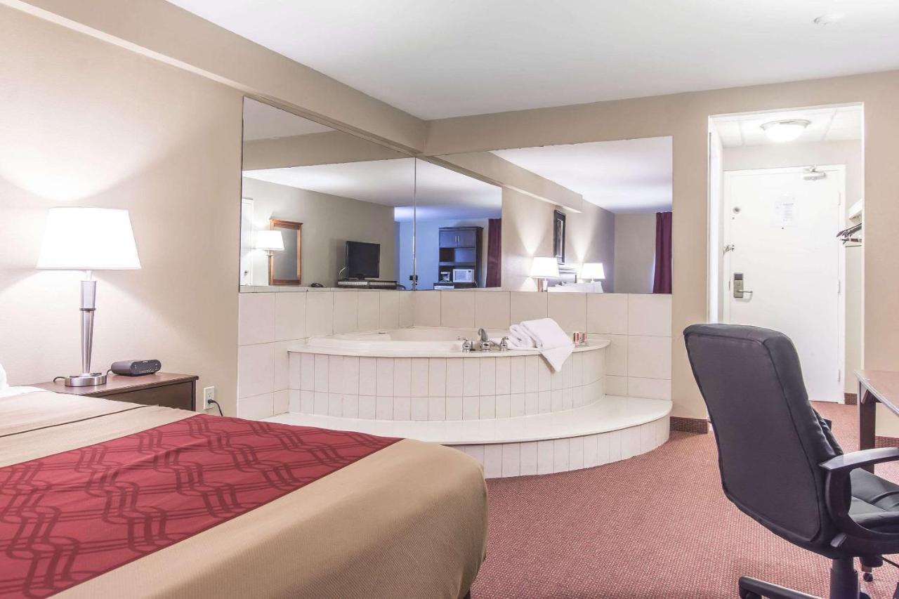 Econo Lodge Орилия Екстериор снимка